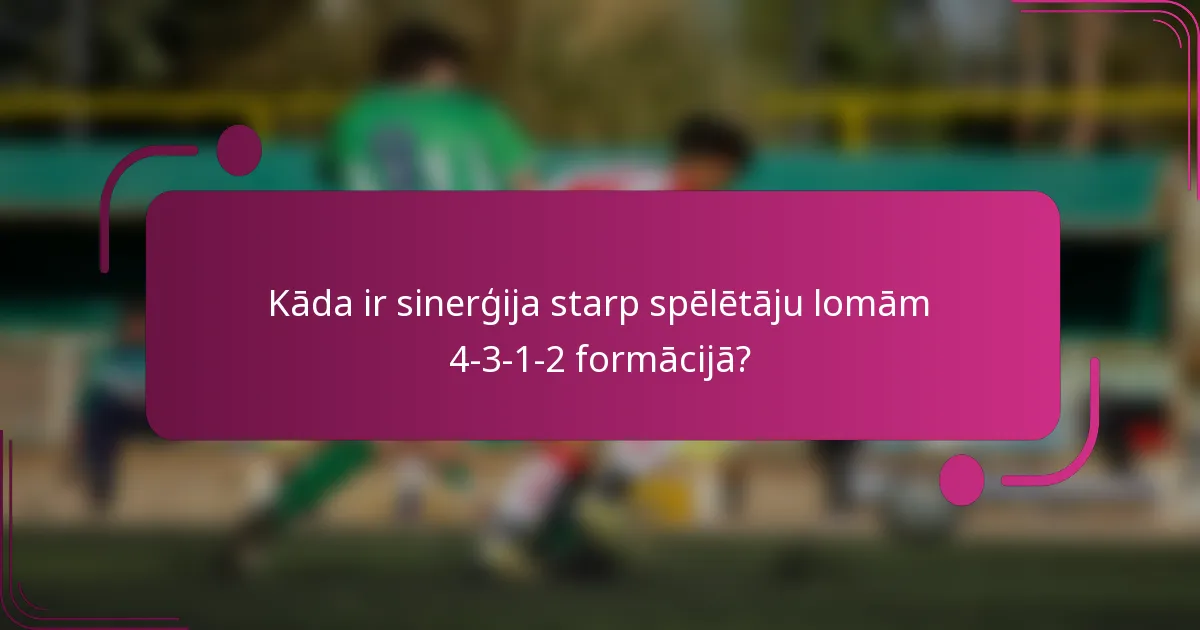 Kāda ir sinerģija starp spēlētāju lomām 4-3-1-2 formācijā?